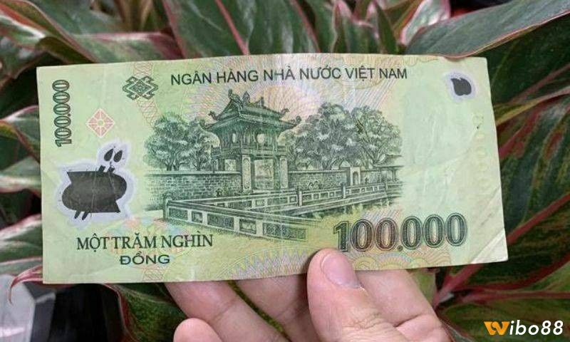 Mộng thấy tiền 100 nghìn mang lại điềm báo may mắn cho đề thủ